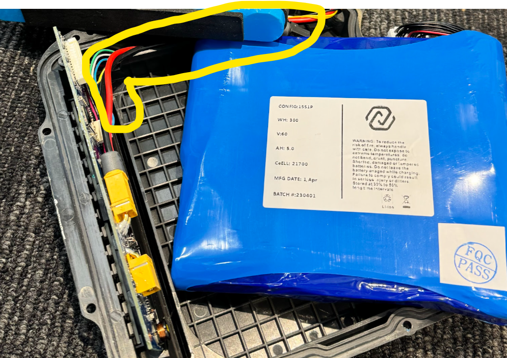 黄色い箇所をニッパーで切り取ります。